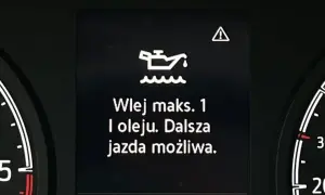 Kontrolka oleju świeci, informując o konieczności dolania maks. 1 litra oleju. Dalsza jazda jest możliwa.