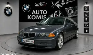 Szary sedan BMW 3 (E46) z 2002 roku, prezentowany w komisie samochodowym.