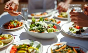 Un repas convivial avec des salades fraîches et des légumes colorés, parfait pour un rééquilibrage alimentaire.