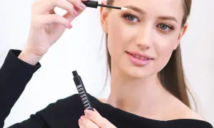 Kobieta aplikuje produkt do brwi Nanobrow, tworząc perfekcyjny makijaż.