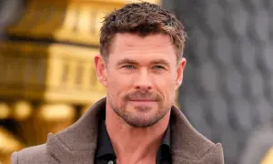 Chris Hemsworth w deszczu. Czy to on, kto z celebrytów przeszedł casting do Marvela, ale ostatecznie nie zagrał?