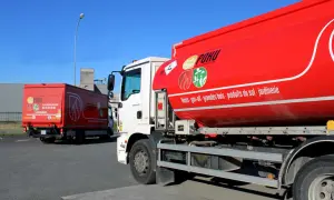 Camion-citerne rouge de POHU, transportant fiouls, gas-oil, granulés bois et produits du sol.