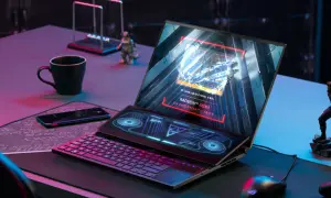Laptop z ekranem głównym wyświetlającym specyfikację AMD Radeon 680M na procesorze Ryzen 7/9. Obok klawiatura i dodatkowy ekran.