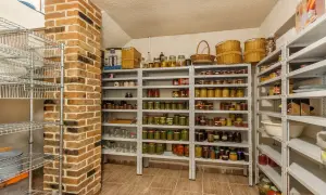 Regał do spiżarni DIY: Zbuduj idealny i oszczędź na lata!