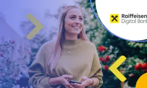 Uśmiechnięta kobieta z telefonem w ręku, korzystająca z usług Raiffeisen Digital Bank.