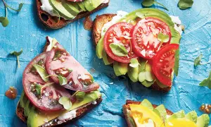 Tartines gourmandes : une recette avocat simple et savoureuse avec tomates fraîches et pousses croquantes sur pain grillé.