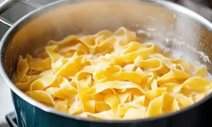 Szeroki makaron tagliatelle gotuje się w garnku. Idealny do prostych, pysznych przepisów.