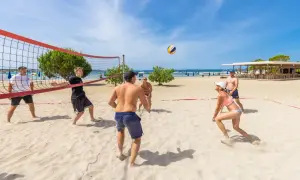 Gra w siatkówkę plażową w Zadarze to świetne atrakcje dla dzieci i dorosłych. Słońce, piasek i dobra zabawa!