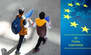 Dzieci z flagami UE idą na wybory. UE Polska organizacje.