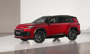 Czerwony, sportowy Toyota SUV RAV4 GR SPORT z czarnym dachem i felgami, prezentowany na białym tle.