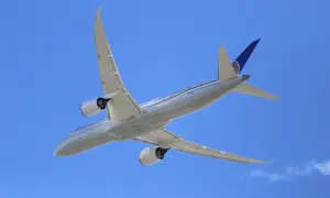 Samolot United Airlines wznosi się na błękitne niebo. Sprawdź lotnisko Jasionka rozkład lotów, by zaplanować podróż.