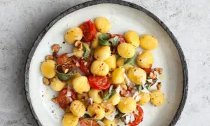 Gnocchi z pomidorkami, szałwią i orzechami. Idealny przepis na gnocchi z czym podawać, gdy chcesz czegoś pysznego i prostego.