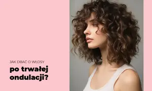 Kobieta z pięknymi, kręconymi włosami po trwałej ondulacji. Dowiedz się, jak układać włosy po trwałej, by zachować ich sprężystość.