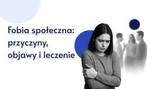 Smutna kobieta z rękami skrzyżowanymi na piersi, w tle niewyraźne sylwetki ludzi.