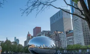 Błyszcząca rzeźba "The Bean" odbija drapacze chmur w Millennium Park.