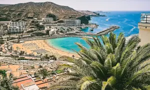 Gran Canaria w czerwcu: słoneczna plaża, turkusowe morze i palmy. Idealna pogoda na wakacje.
