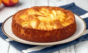 Torta semplice di mele, dorata e profumata, pronta per essere gustata.