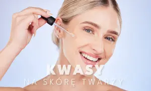 Kobieta aplikuje kroplę serum z kwasami na twarz. Skóra promienieje zdrowiem.