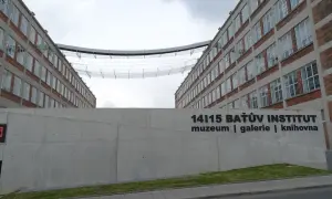 Das Baťa Institut in Zlín, Tschechien, mit seiner markanten Brücke zwischen den Gebäuden.