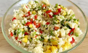 Kolorowa sałatka z kaszą bulgur, kukurydzą, papryką i serem.