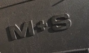 Napis M+S na oponie. To oznaczenie informuje o przeznaczeniu opony na błoto i śnieg, a nie o mieszkaniu M5.