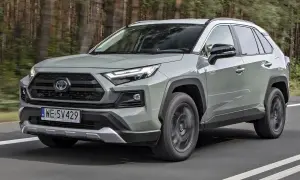 Szary Toyota RAV4 Hybrid na drodze. Sprawdź aktualny toyota rav4 cennik i wybierz swój wymarzony SUV.