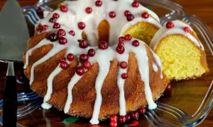 En saftig sockerkaka med glasyr och lingon, perfekt för fikat. Detta sockerkaka recept är en klassiker.