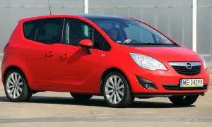 Czerwony Opel Meriva 1.6 benzyna z czarnym dachem, zaparkowany na zewnątrz.