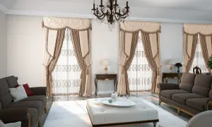 Elegancki salon w stylu vintage z ciemnobrązowymi sofami, pufą i bogato zdobionymi zasłonami.
