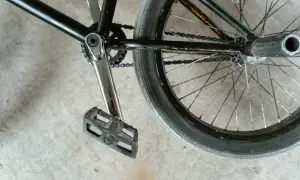 Detale roweru BMX: pedał, korba, łańcuch i koło. Chcesz wiedzieć, jak liczyć ogniwa w łańcuchu?