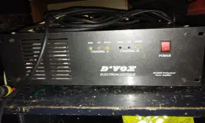 Końcówka mocy D'VOX DV-2000, profesjonalny wzmacniacz z czerwonym przyciskiem Power i wskaźnikami Signal, Clip, Protect.