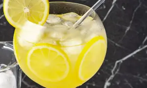 Erfrischender Limoncello Spritz mit Zitronenscheiben und Eis. Perfekt für ein sommerliches Limoncello Spritz Rezept.