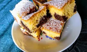 Saftige Kuchenstücke mit Marmormuster, bestäubt mit Puderzucker. Ein köstlicher, versunkener Streuselkuchen, der zum Genießen einlädt.