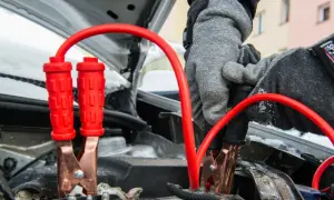 Jak podłączyć kable rozruchowe do akumulatora bez ryzyka uszkodzeń