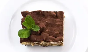 Pyszne tiramisu posypane kakao, z miętą. Zastanawiasz się, jaki alkohol do tiramisu wybrać?