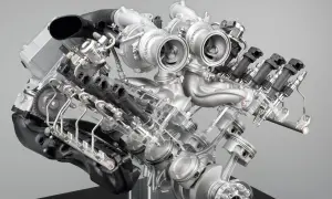 Detaljerad vy av en BMW V8-motor med dubbelturbo. Synliga kolvar, vevaxel och insprutningssystem.