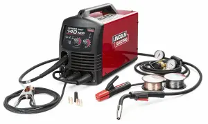 Zestaw spawalniczy Lincoln Electric Power MIG 140 MP, idealny do domu. Zawiera spawarkę, uchwyt spawalniczy, przewód masowy, druty i reduktor.