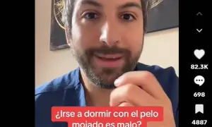 Hombre con barba pregunta si es malo dormir con el pelo mojado.
