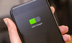 Telefon pokazuje %50 naładowania. Dobra kondycja baterii pozwala na dalsze użytkowanie.