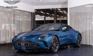 En blå Aston Martin till salu hos Aston Martin Stockholm. En dröm på fyra hjul som väntar på sin nya ägare.
