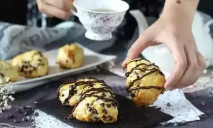 Här är några enkla scones med choklad, redo att avnjutas med en kopp te.