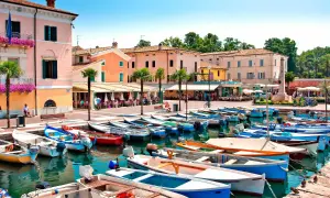 Barche ormeggiate nel **bardolino hafen**, con edifici colorati e palme sullo sfondo.
