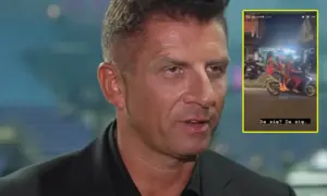 Borek w Tajlandii na skuterze z rodziną. Widać nocną ulicę i ludzi na skuterach.