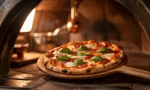 Ile stopni piec pizzę? Sekret chrupiącego spodu w domu