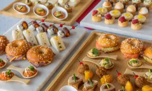 Un assortiment gourmand pour un apéro dinatoire : mini-bagels, toasts, verrines et bouchées variées.