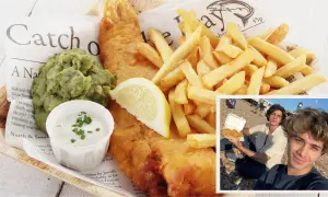Dos jóvenes disfrutan de un clásico plato de comida inglesa: fish and chips, servido con puré de guisantes y salsa tártara.