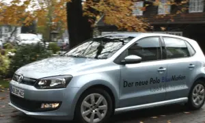 Srebrny Volkswagen Polo BlueMotion, co to za technologia? Ten model przejechał 1.363 km non stop.
