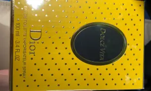 Żółte pudełko perfum Dior Dolce Vita z kropkami i złotymi napisami. 100 ml.