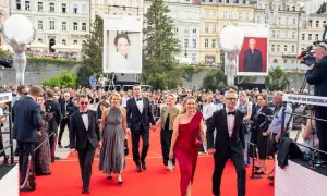 Gäste schreiten über den roten Teppich beim Karlovy Vary Film Festival.