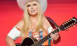 Maryla Rodowicz w białym kapeluszu i kolorowym stroju gra na gitarze dwunastostrunowej. "To już było" - śpiewa.